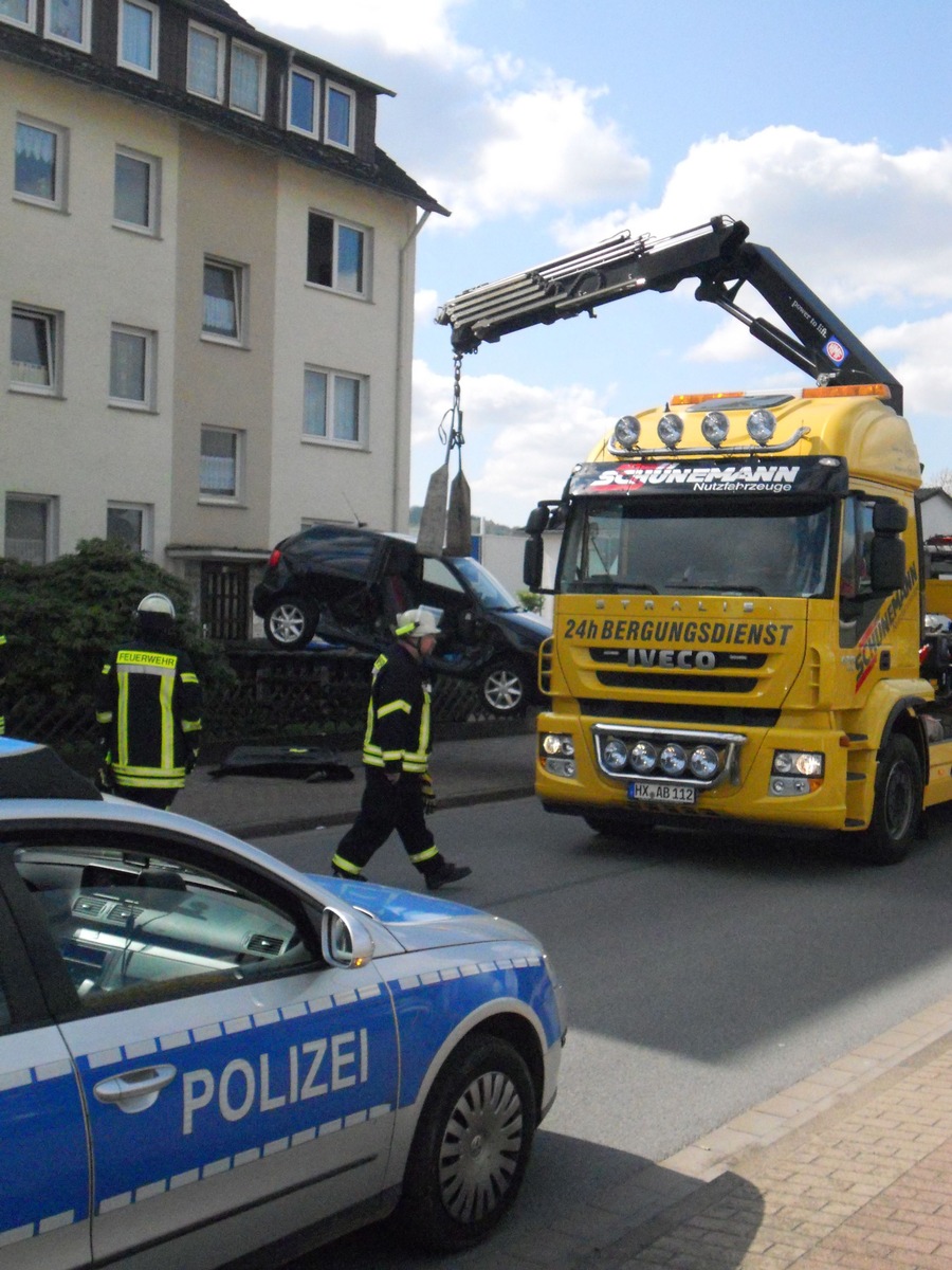 POL-HOL: Holzminden - Rehwiese/Nordstraße: Drei Leichtverletzte bei Zusammenstoß - PKW landeten im Vorgarten -