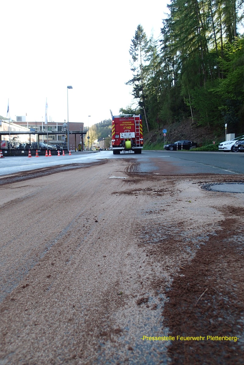 FW-PL: LKW verliert in Plettenberg aus undichtem Tankdeckel
Dieselkraftstoff. Hauptwache, Löschgruppe Stadtmitte und Löschgruppe Ohle im Einsatz