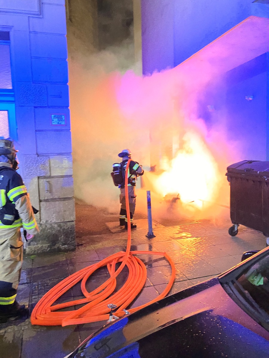 FW Stuttgart: Brennende Müllcontainer an Hauswand gelöscht