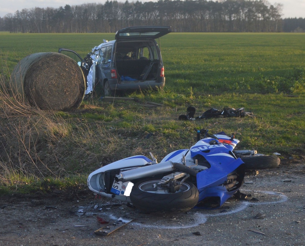 POL-STD: 82-jährige Autofahrerin bei Unfall tödlich und Motorradfahrer schwer verletzt