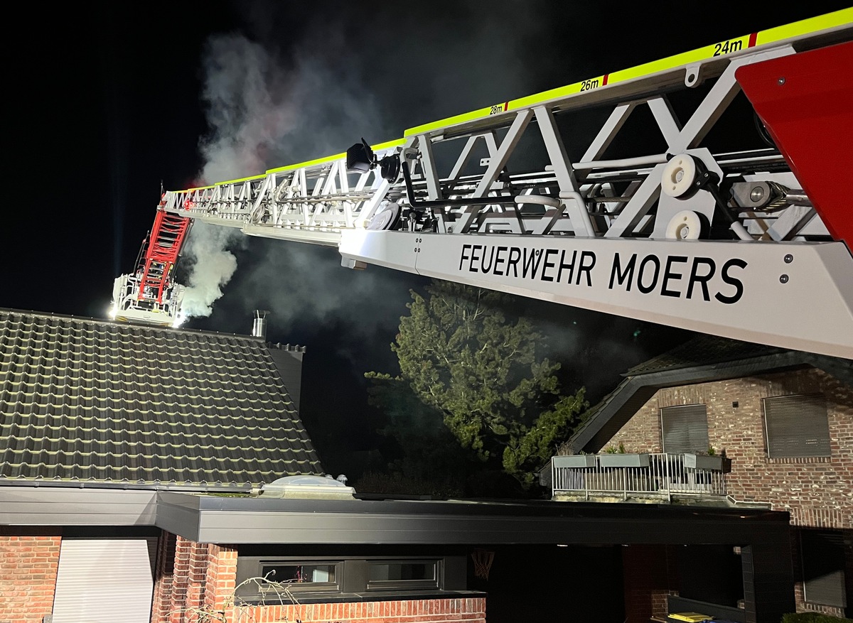 FW Moers: Kaminbrand beschäftigt Feuerwehr Moers am Donnerstagabend