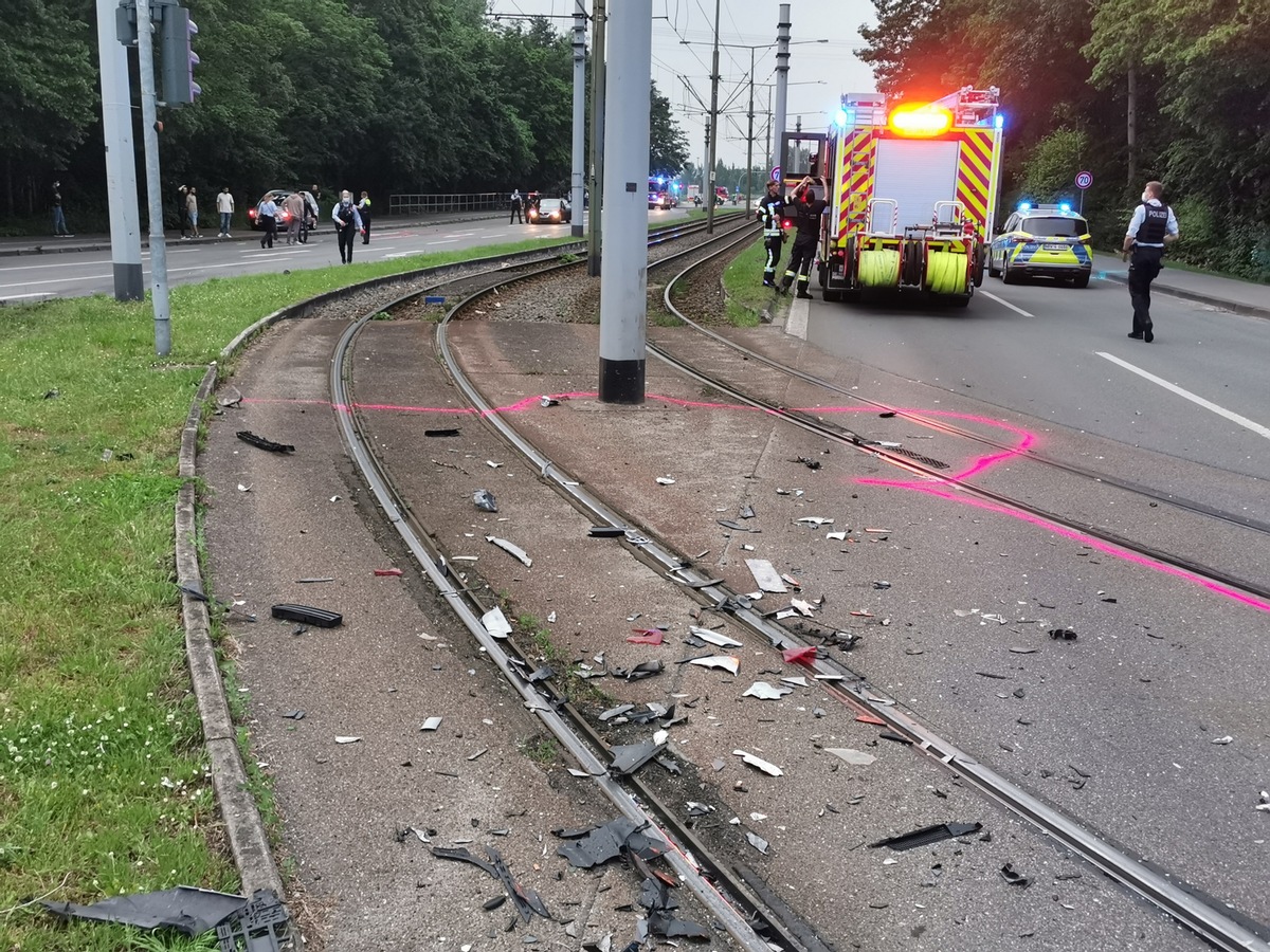 FW-GE: Verkehrsunfall mit mehreren beteiligten Fahrzeugen und zwei verletzten Personen auf der Münsterstraße im Stadtteil Bismarck