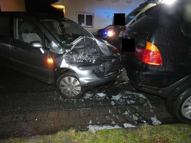 POL-CUX: Ohne erforderliche Fahrerlaubnis in Drangstedt+++Betäubungsmittel bei Verkehrskontrolle in Wremen gefunden+++Frontal auf geparkten Pkw in Loxstedt gefahren (FOTO)