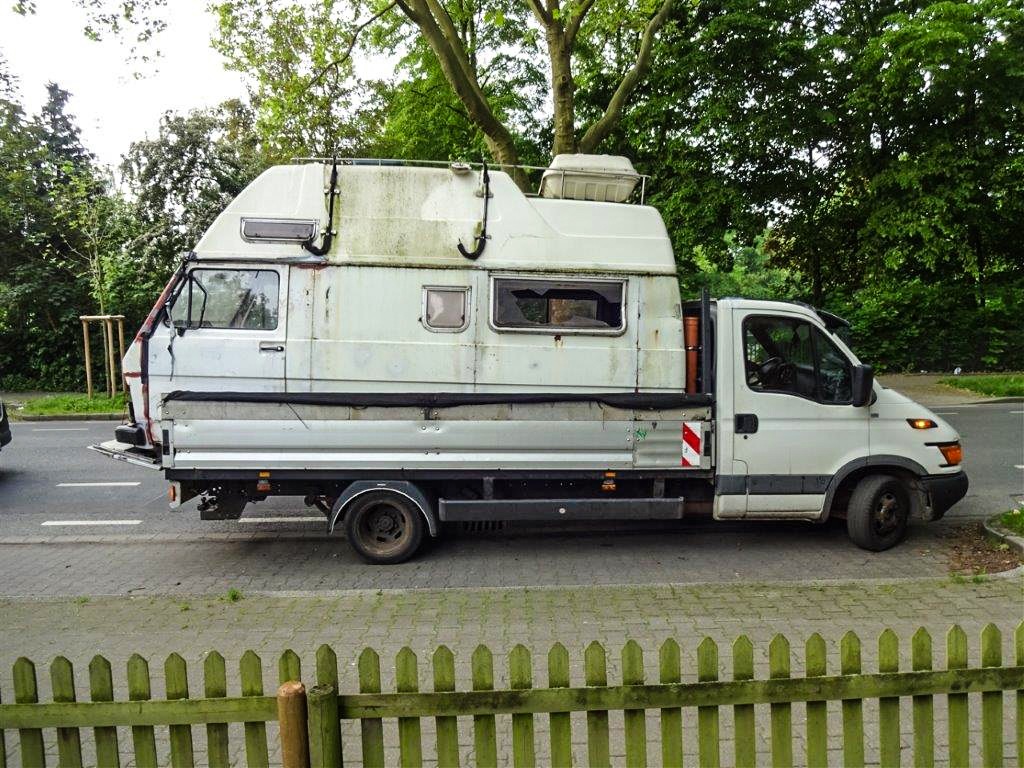 POL-BO: Skurrile Huckepack-Aktion: Polizei stoppt mit Wohnmobil beladenen Transporter