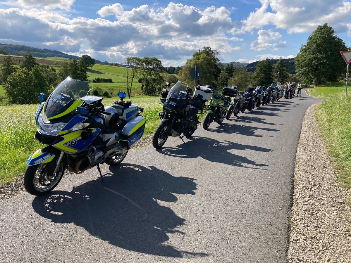 POL-OF: Hakenkreuze auf Bahngeländer: Polizei sucht Zeugen; Biker-Safety-Tour fand bei strahlendem Sonnenschein statt; Polizei schnappt Einbrecher am Tatort und mehr