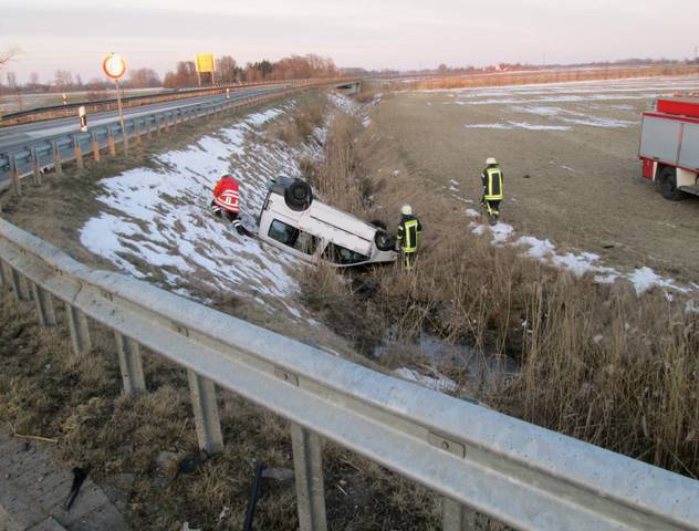 POL-CUX: Mietwagenfahrer rettet sich durch das Heck seines verunfallten Pkw (Fotomaterial)+ Einbrüche und Einbruchsversuche + Messungen auf der Autobahn - Schwede war am schnellsten u.a.