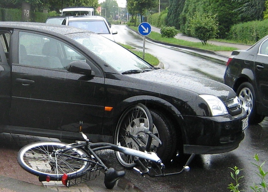 POL-DN: Radfahrerin erlitt schwere Kopfverletzungen