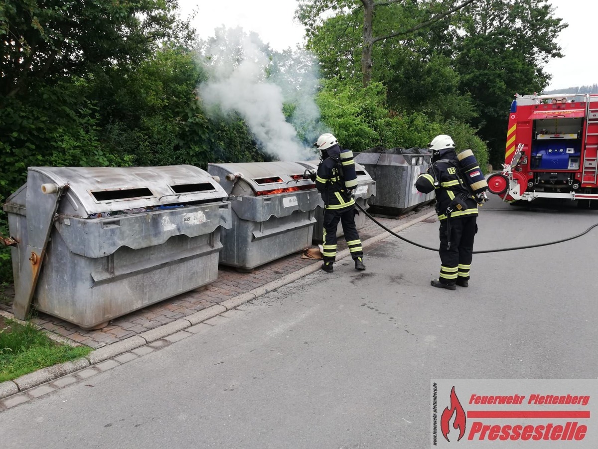 FW-PL: Containerbrände und Baum auf Fahrbahn