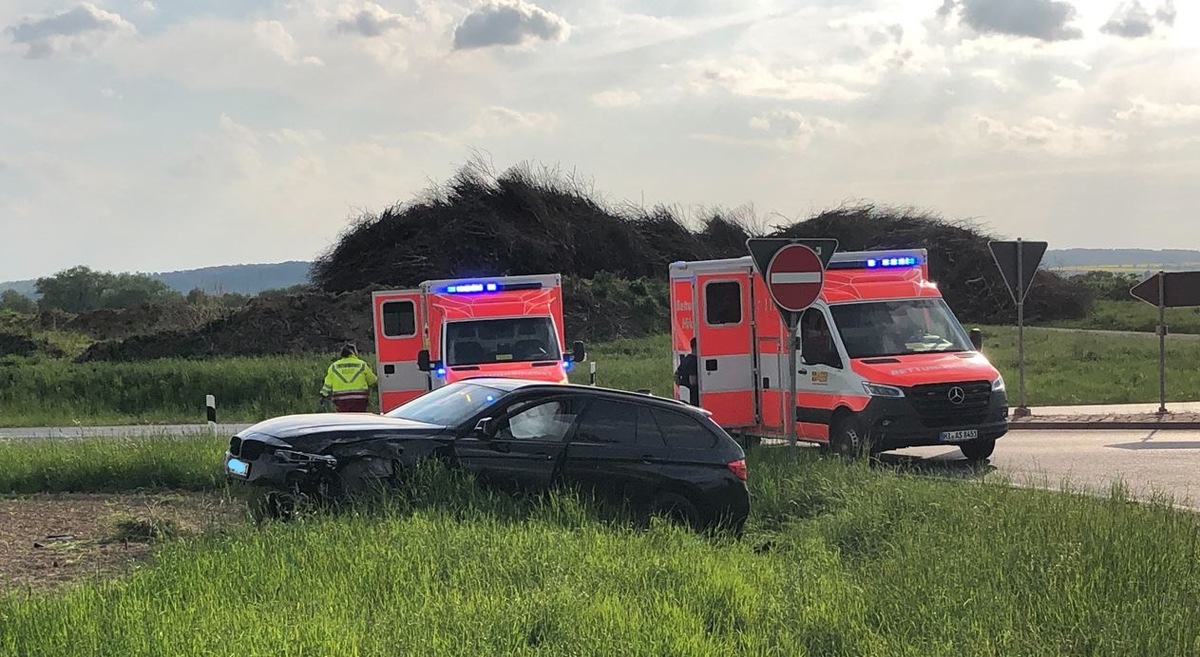 POL-HI: Abbiegeunfall fordert zwei Verletzte - zwei Pkw mit Totalschaden -