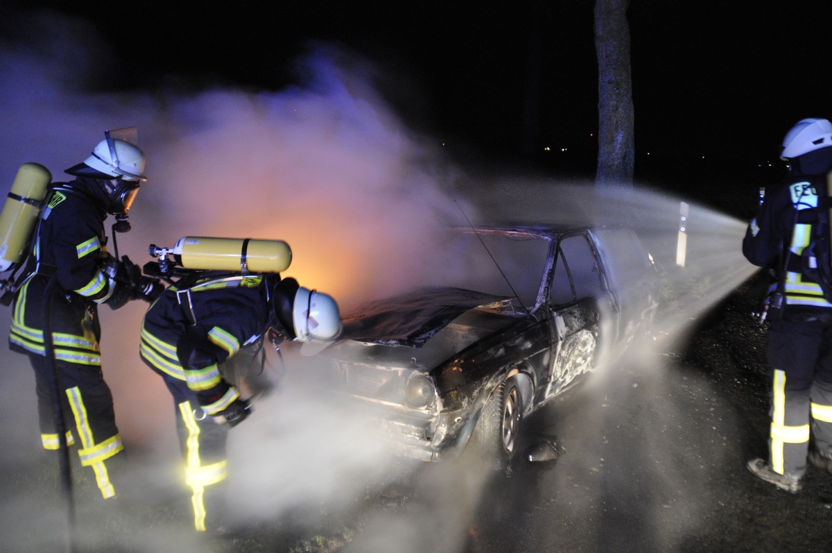 FW-KLE: Fahrzeugbrand an der Uedemer Straße