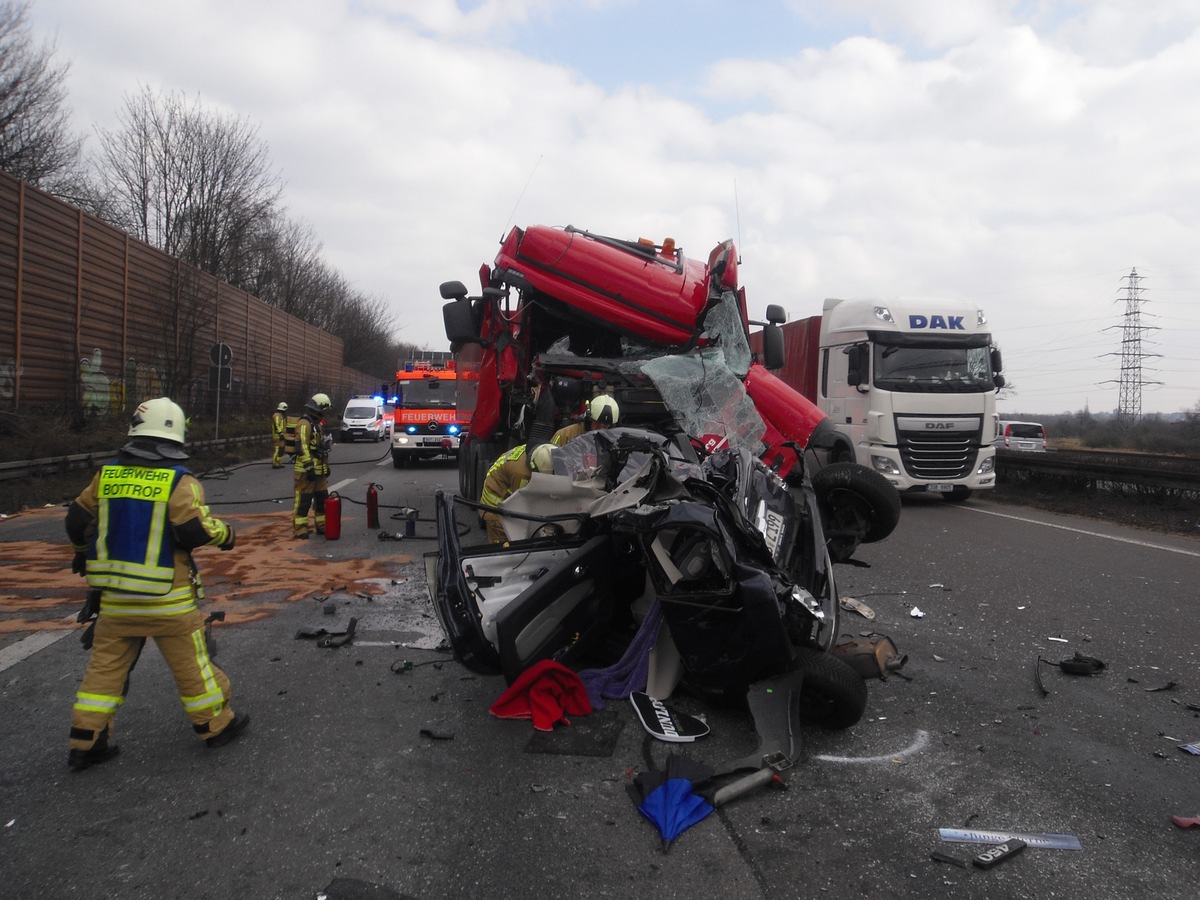 FW-BOT: Bottrop; Schwerer Verkehrsunfall auf der A42 4 Verletzte, 1 Hund gerettet.