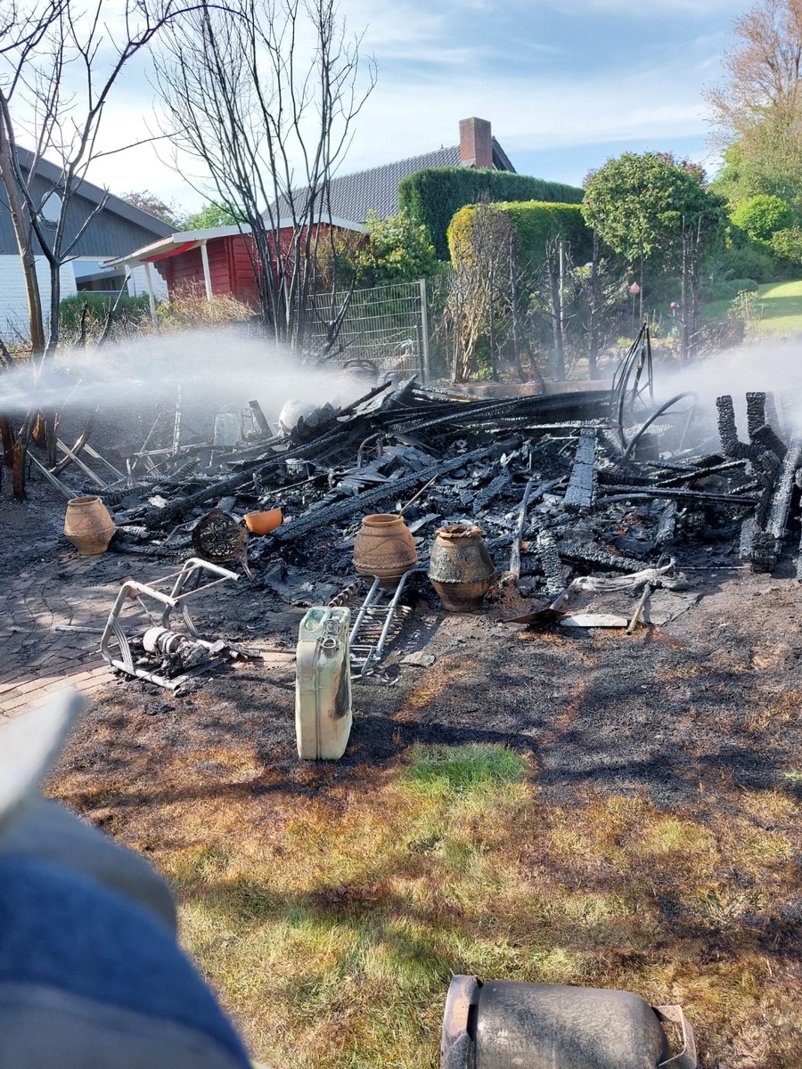 FW-RD: Holzhütte in Owschlag nach Feuer total zerstört - 60 Einsatzkräfte im Einsatz In der Margaretenstraße in Owschlag, wurde eine Holzhütte durch ein Feuer zerstört.