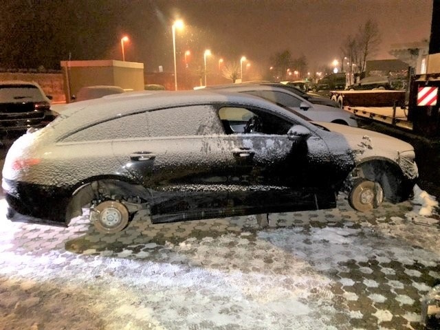 POL-PDPS: Zweibrücken - Mit Sturmhauben maskierte Seriendiebe von Polizei überrascht - es bleibt beim Versuch; Täter flüchten zu Fuß in die Dunkelheit