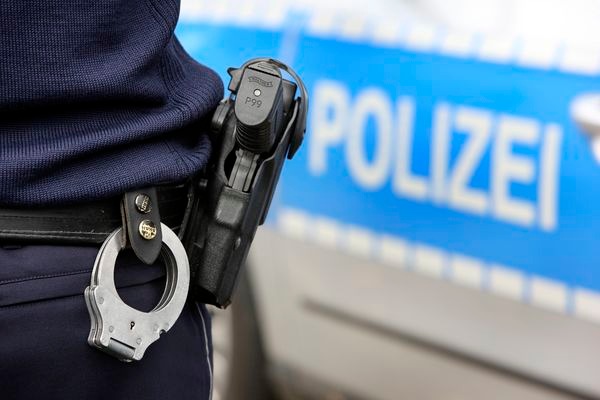 POL-REK: 180420-4: Zeuge informiert die Polizei. Zwei Verdächtige bei versuchtem Einbruch festgenommen - Erftstadt