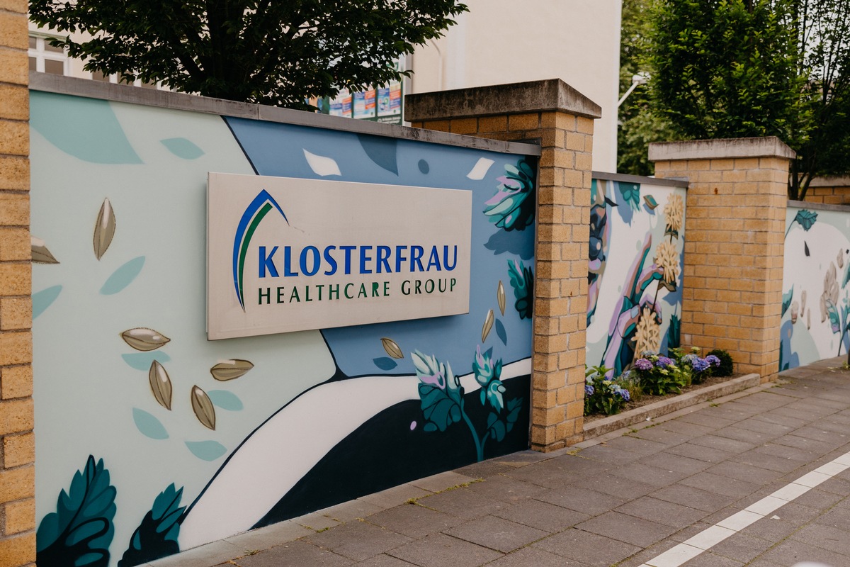 Stadtraumprägendes Kunstwerk im Kölner Gereonsviertel / Street Art auf Klosterfrau-Stammsitz interpretiert fast 200 Jahre Firmengeschichte