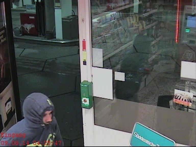 POL-D: Hassels: Nach versuchten Raub in Tankstelle: Kriminalpolizei fahndet mit Fotos aus der Überwachungskamera nach dem Täter - Fotos hängen als Datei an