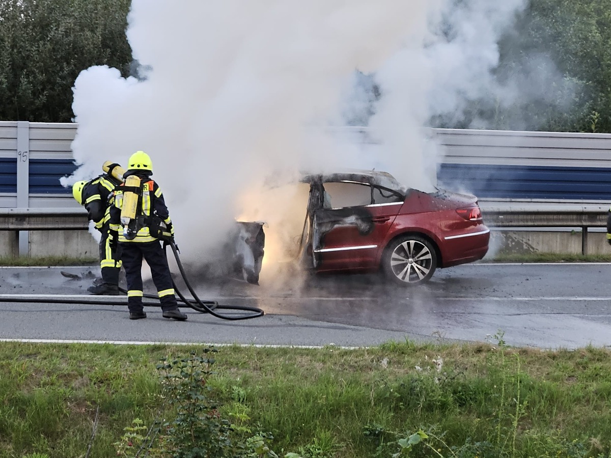 FW-ROW: PKW Brand auf A1 Abfahrt Stuckenborstel