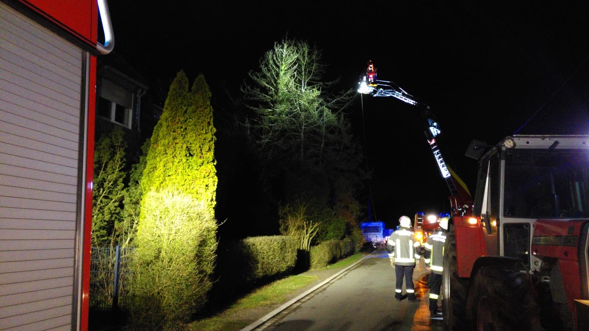 FW-WRN: TH_1 - LG2 - DLK - Baum droht auf Straße zu fallen