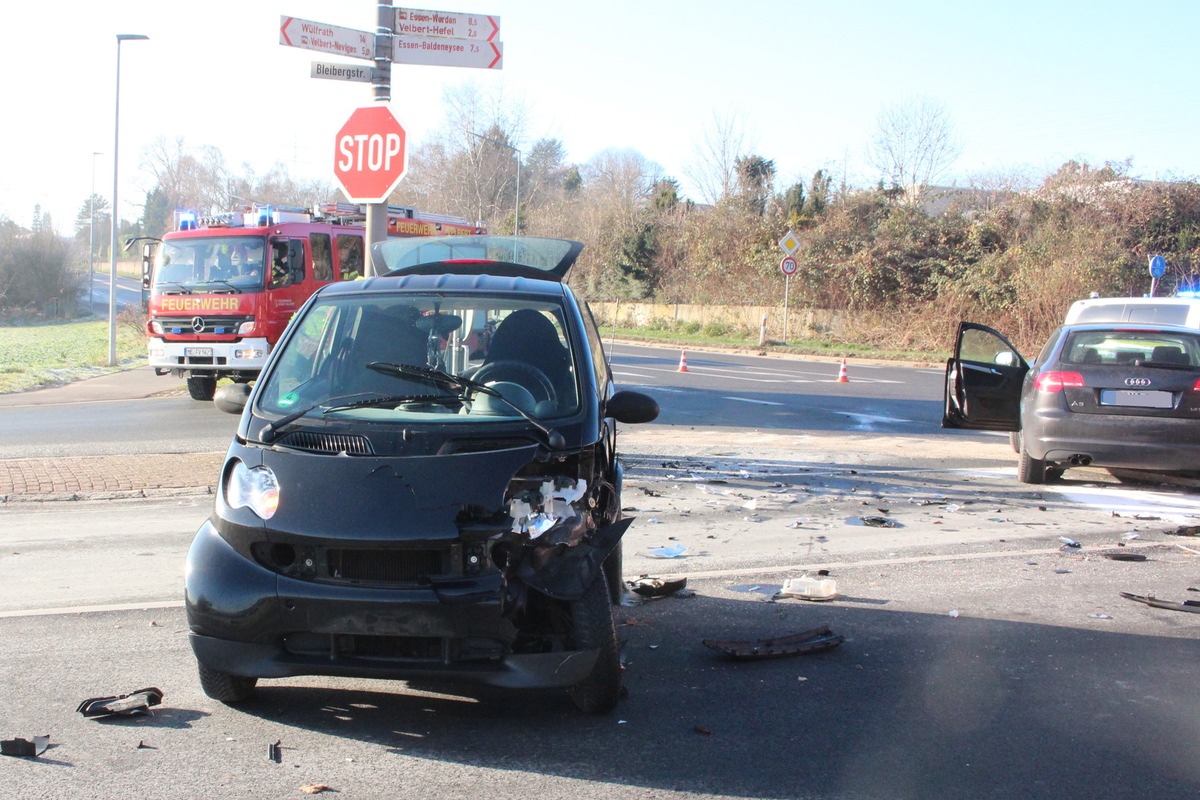 POL-ME: Hoher Sachschaden nach Unfall im Kreuzungsbereich - Velbert - 2212057