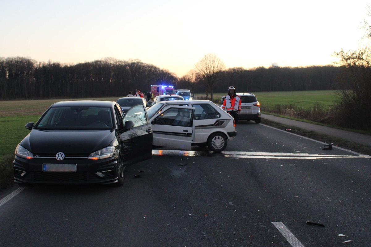 POL-DN: Fünf beteiligte Fahrzeuge bei Unfall auf L264