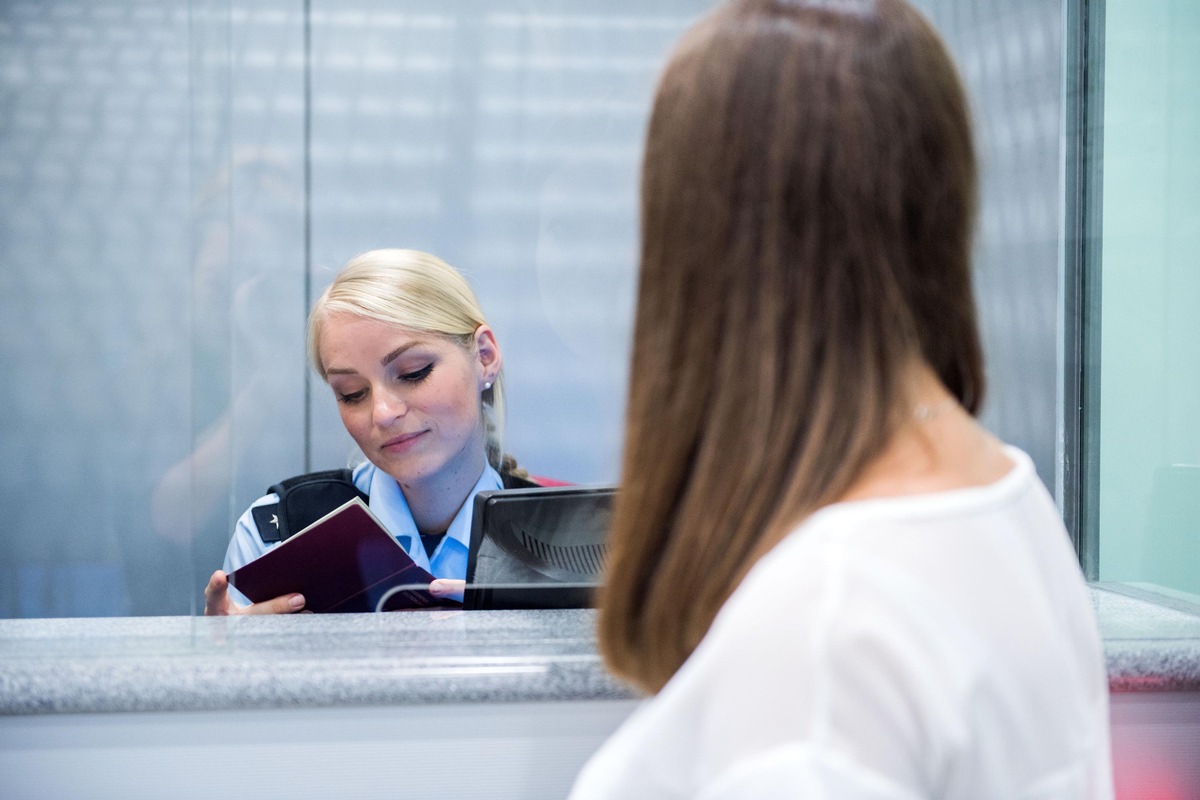 BPOL NRW: Bundespolizei nimmt junge Frau am Flughafen Köln/Bonn fest