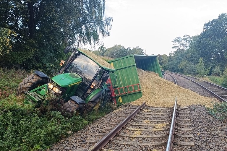 POL-MI: Traktor-Anhänger kippt auf Bahnschienen