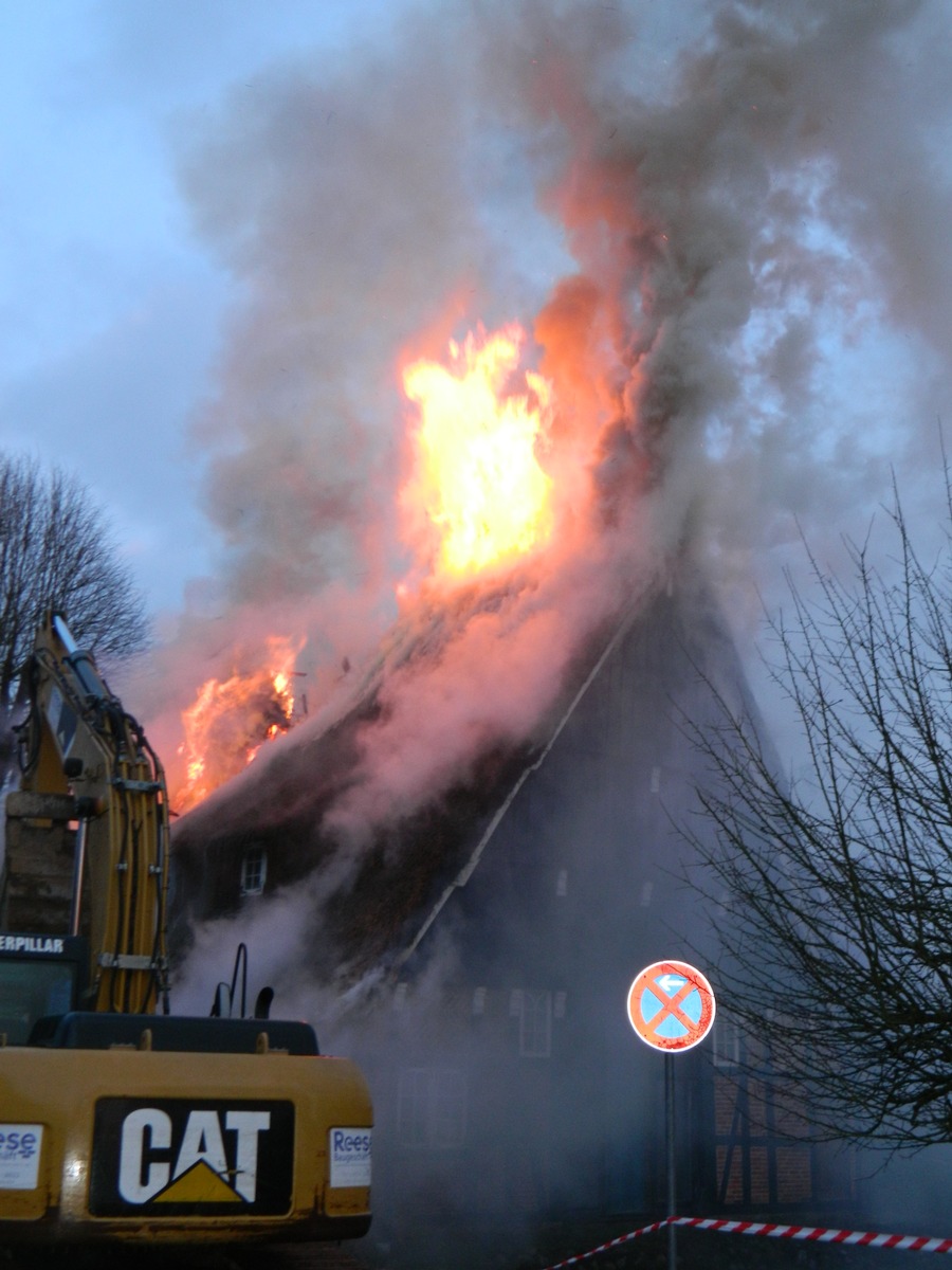 FW-RD: Großbrand in Bordesholm -Reetdachhaus brennt komplett ab-