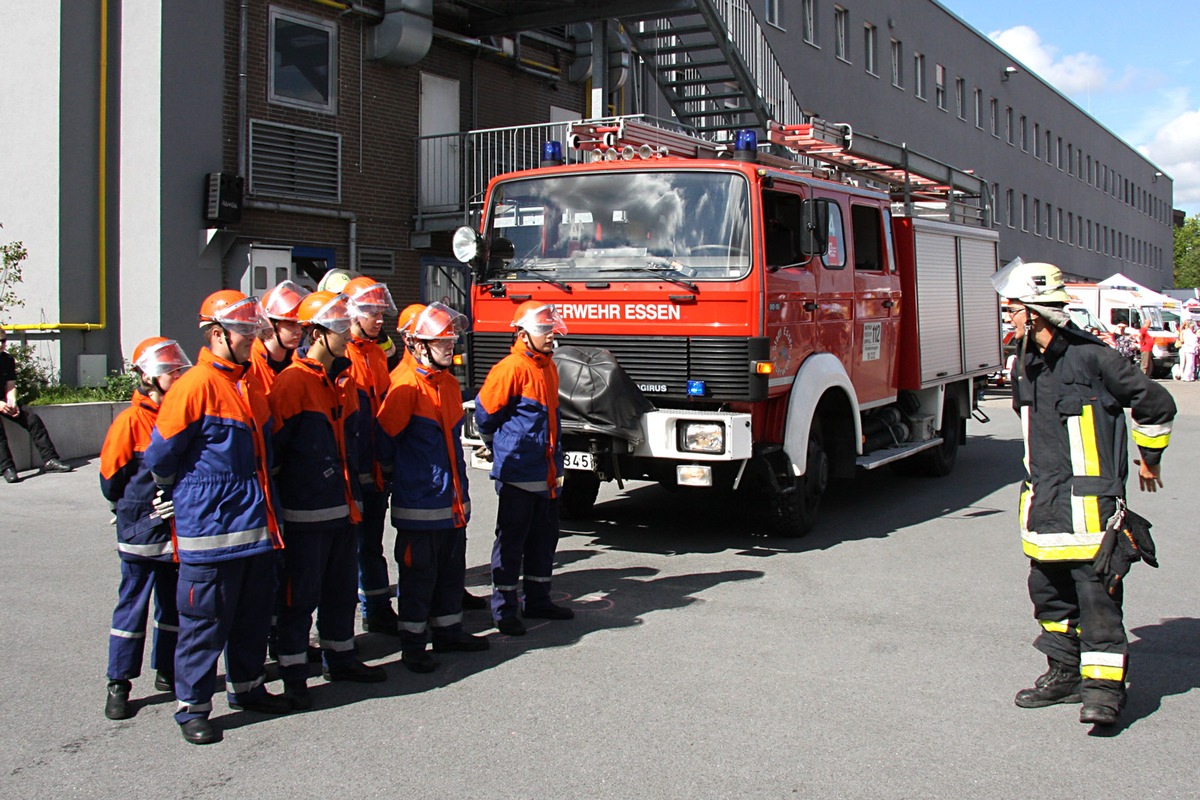 FW-E: Die Großen vor Ort, die Kleinen aus der Ferne, Essener Jugendfeuerwehr sammelt für Flutopfer