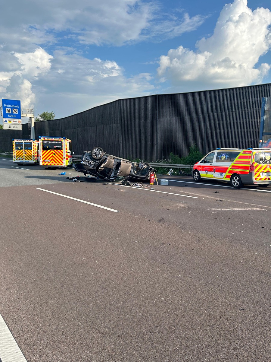 FW Helmstedt: Verkehrsunfall auf der BAB2