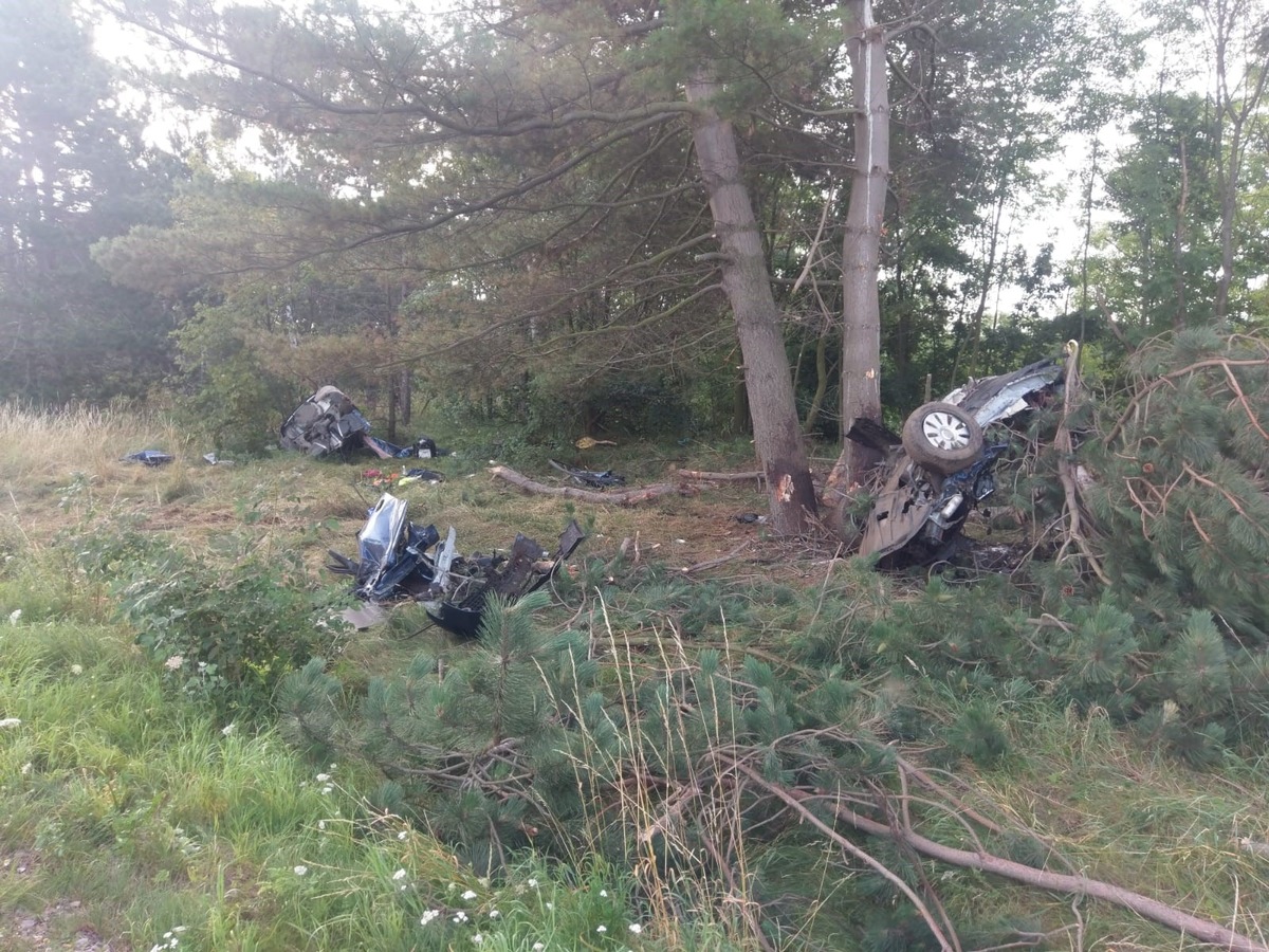 POL-GS: PI Goslar: Grauenhafter Unfall auf der B 241
Fahrer und Beifahrer tödlich, ein weiterer Insasse schwer verletzt.