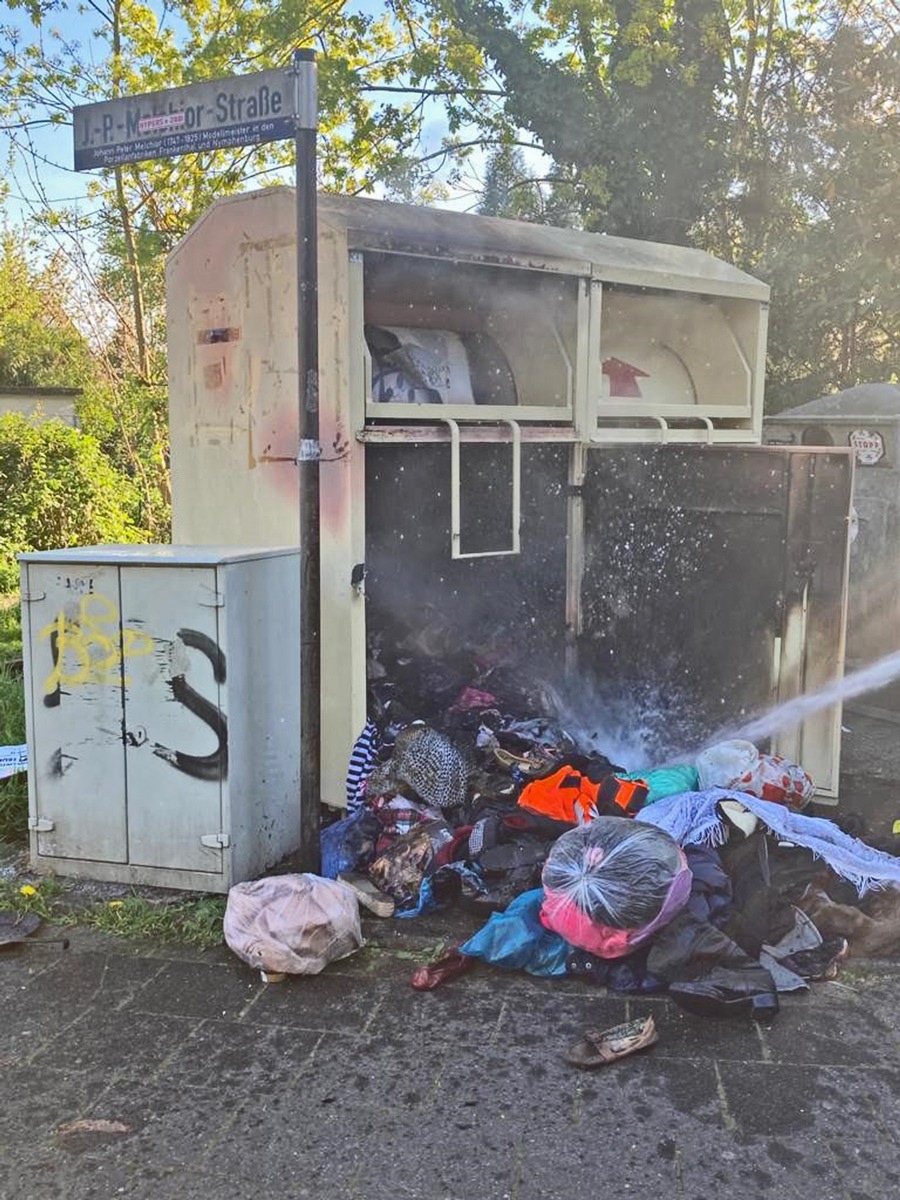 POL-ME: Feuer im Altkleidercontainer - Ratingen - 2204074