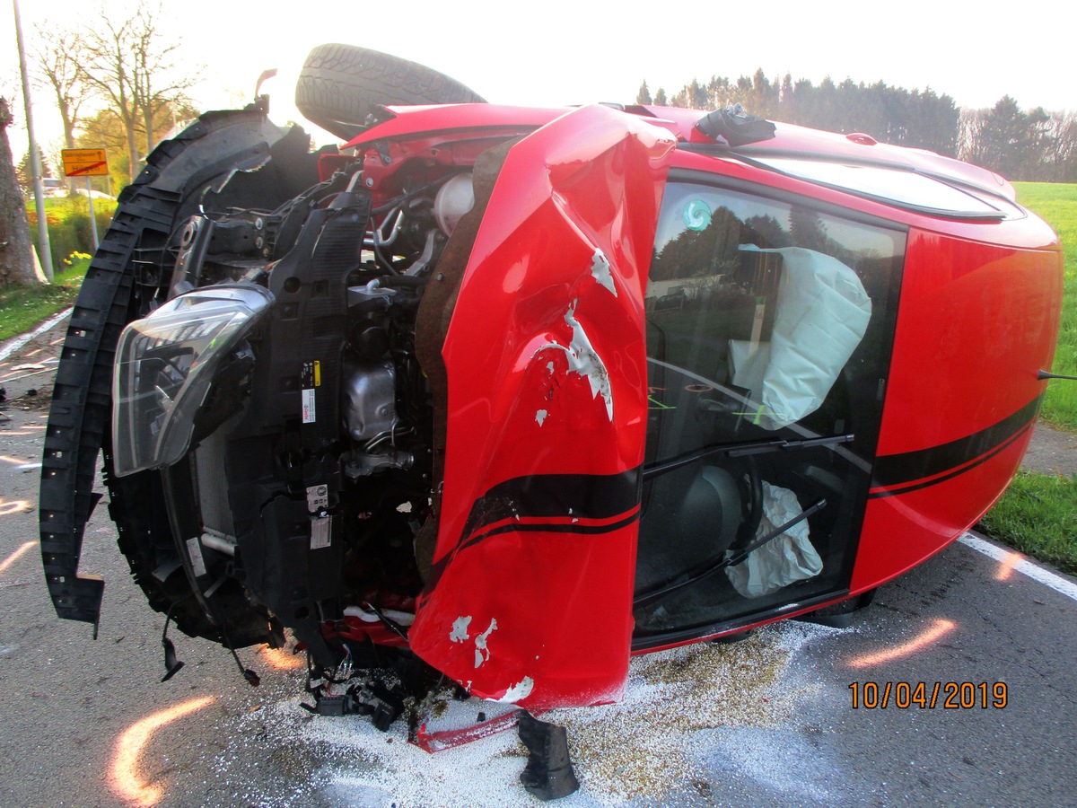 POL-RBK: Burscheid - junge Autofahrerin landet auf der Seite