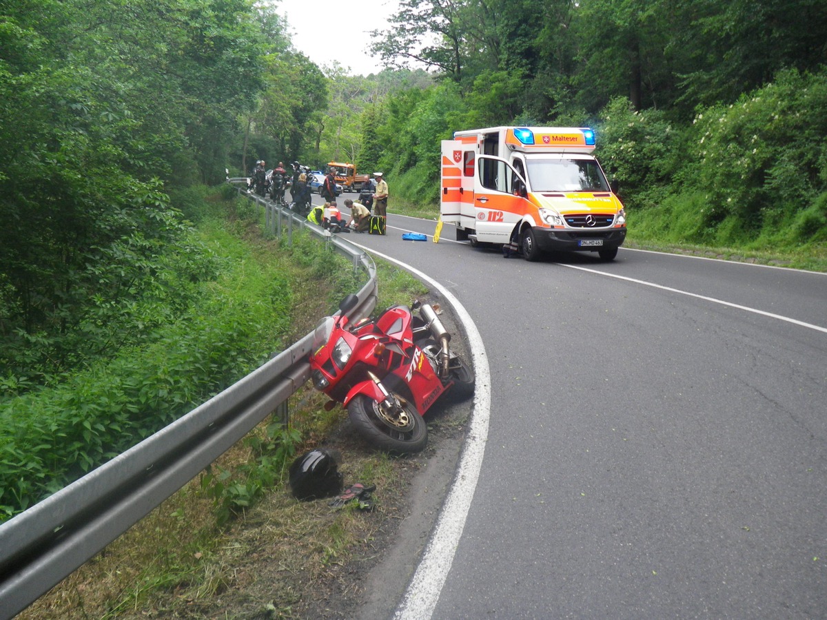 POL-DN: Motorradfahrer stürzen im Kurvenbereich