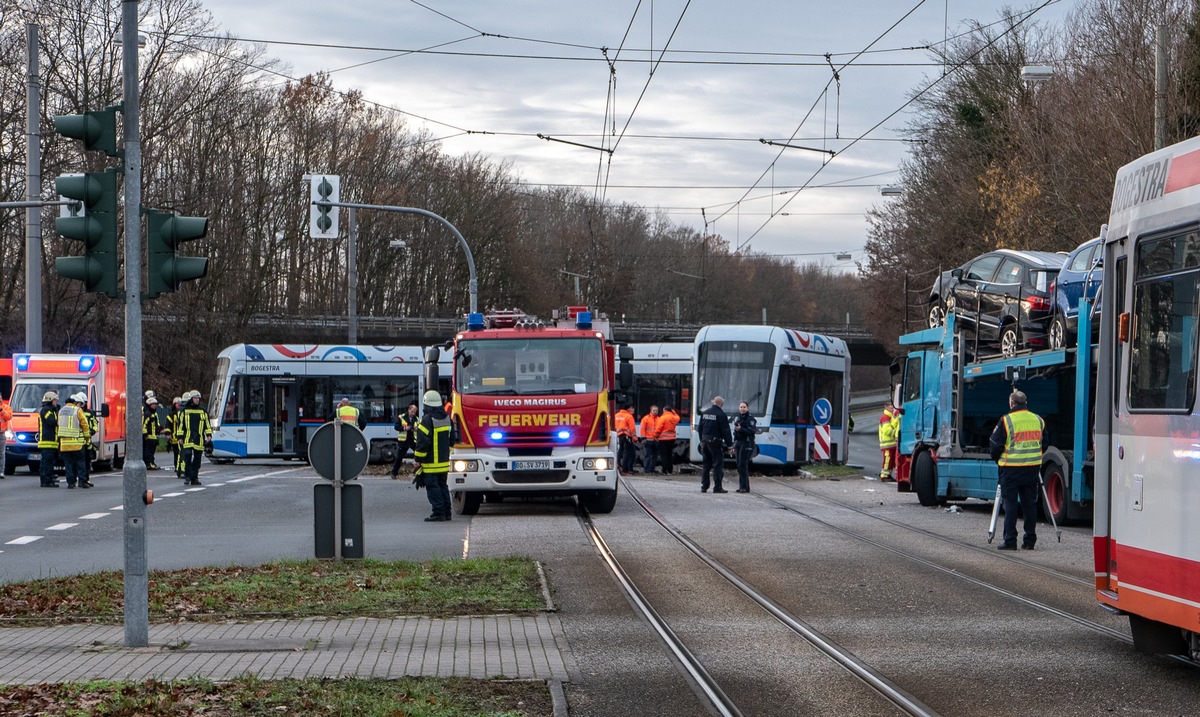 FW-BO: Verkehrsunfall zwischen LKW und Straßenbahn fordert 11 verletzte Personen