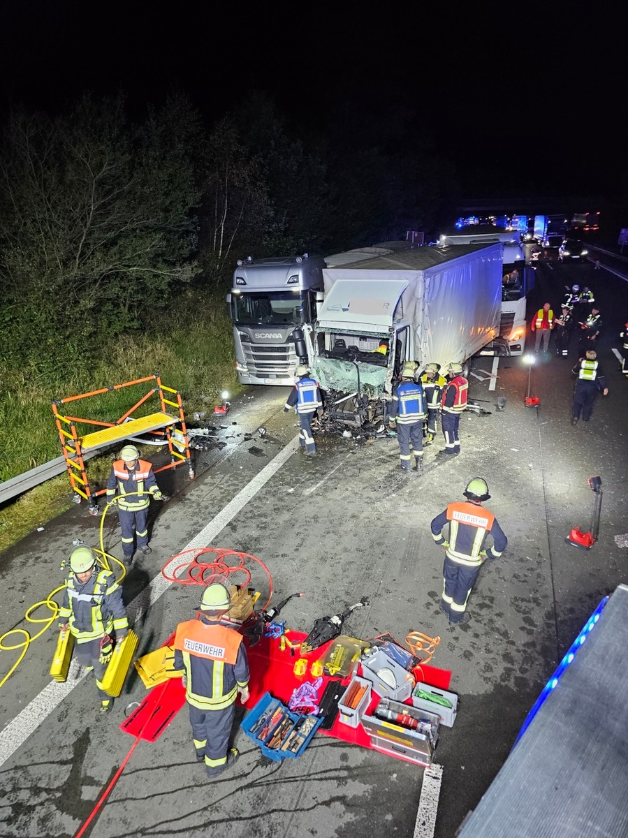 FW Königswinter: Auffahrunfall mit mehreren LKW auf der Autobahn A 3 - Fahrer von Feuerwehr befreit