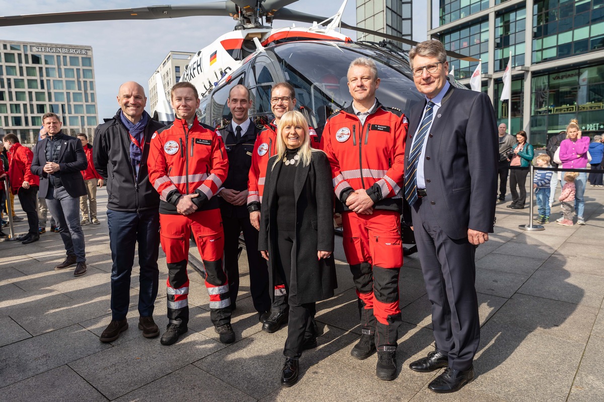 Berlin im Zeichen der DRF Luftrettung / Großer Andrang bei der Eröffnung des Jubiläumsjahrs