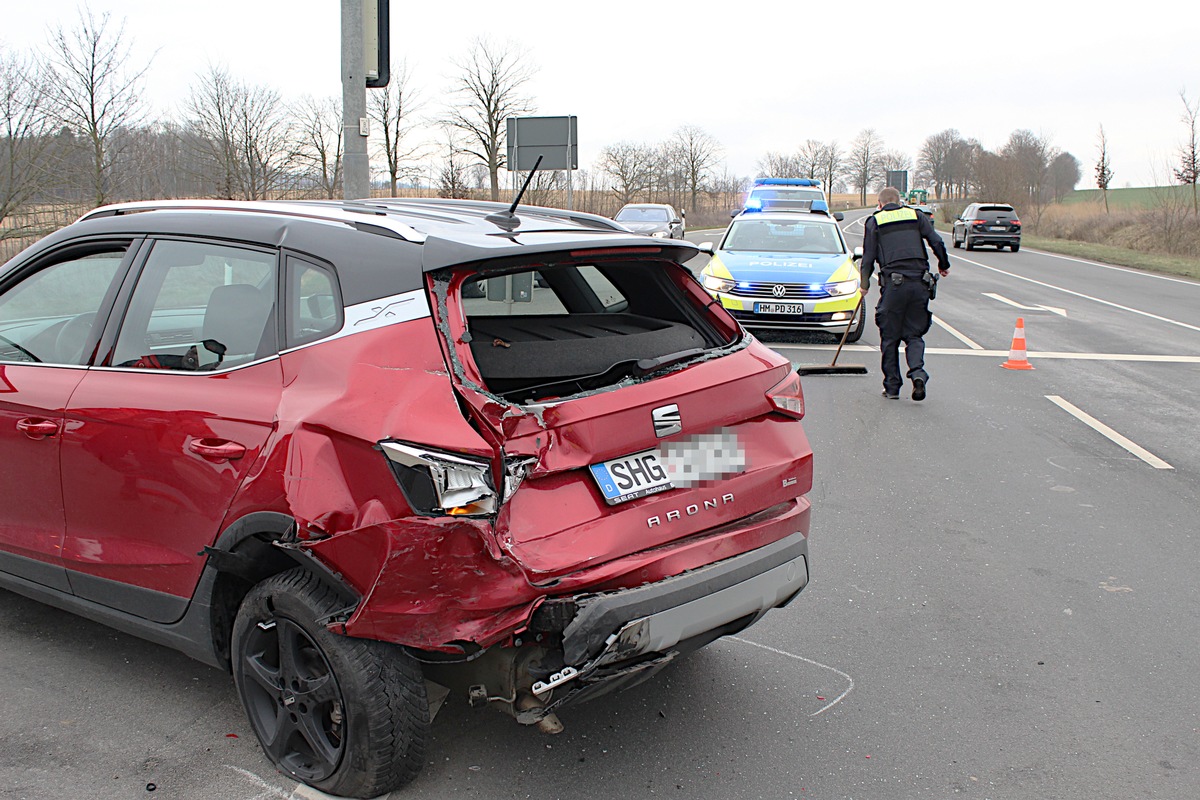 POL-HM: Verkehrsunfall sorgt auf der Bundesstraße 442 für Verkehrsbehinderungen - Autofahrerin nach Auffahrunfall in Klinik gebracht