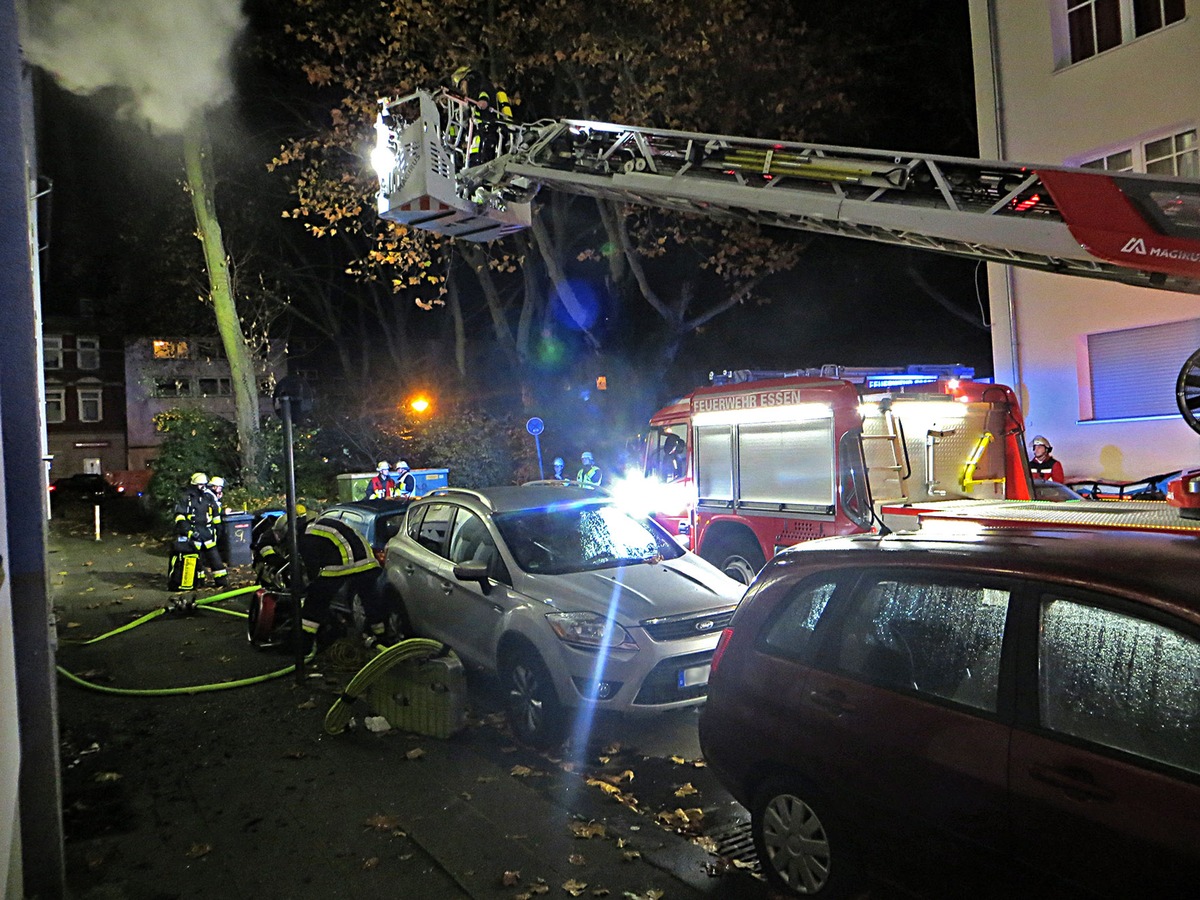 FW-E: Zimmerbrand in Mehrfamilienhaus im Essener Nordviertel, keine Verletzten