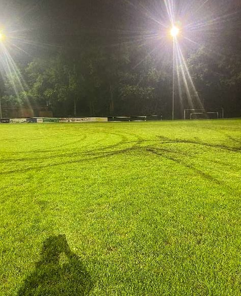 POL-ROW: ++ Mehrere Fahrzeuge auf Parkplatz beschädigt - Polizei bittet um Hinweise ++ Drei Verletzte bei Unfall im Ortskern ++ Auto driftet über den Sportplatz - Polizei bittet um Hinweise ++