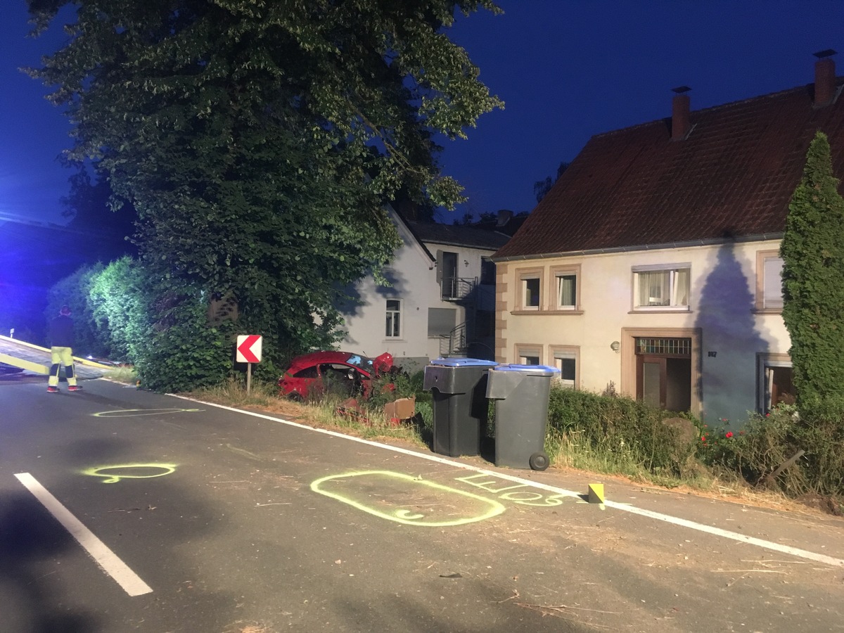 FW Lage: Verkehrsunfall mit eingeklemmter Person - 04.07.2019 - 03:08 Uhr