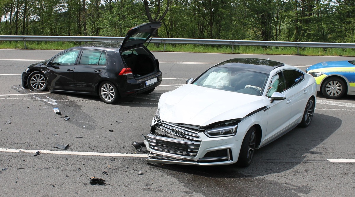 POL-OE: Zwei Verletzt bei Verkehrsunfall