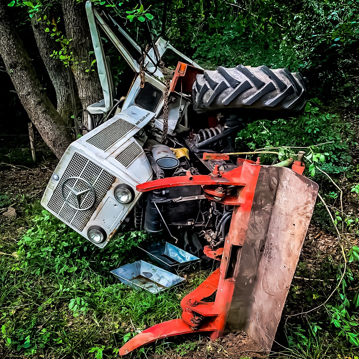 FW-Stolberg: Traktor stürzte tiefe Böschung hinab