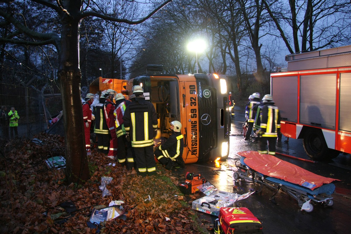 FW-E: Containerfahrzeug umgestürzt, Fahrer im Fahrzeug eingeschlossen