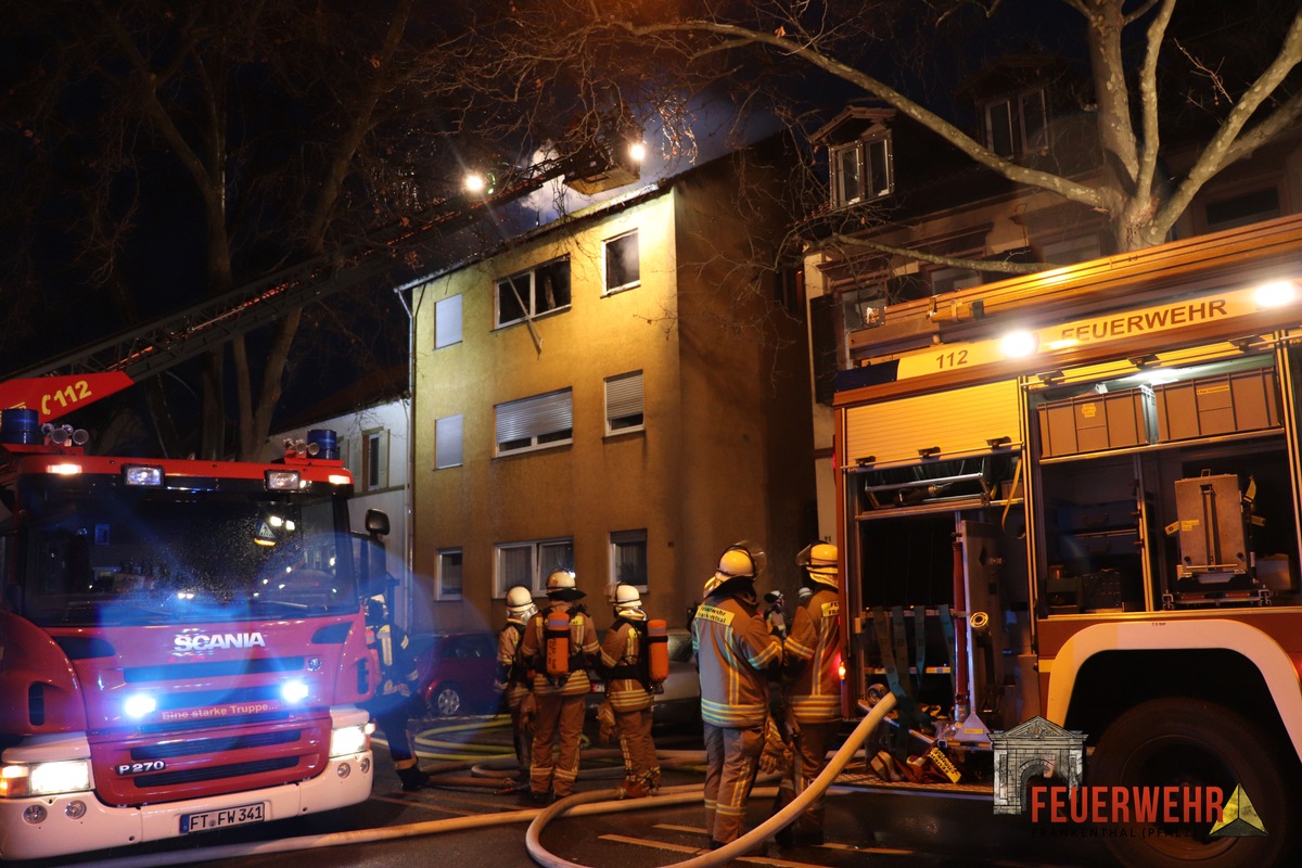 FW Frankenthal: Brand zerstört Wohnung und Dachstuhl