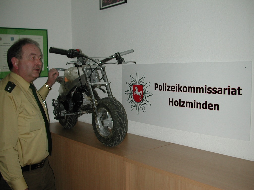 POL-HOL: Freitag auf Samstagnacht, Holzmnden, Allersheimer Straße: Pocketbike nach Flucht zurückgelassen - Polizei hat bisher keinerlei Hinweise auf den Besitzer -