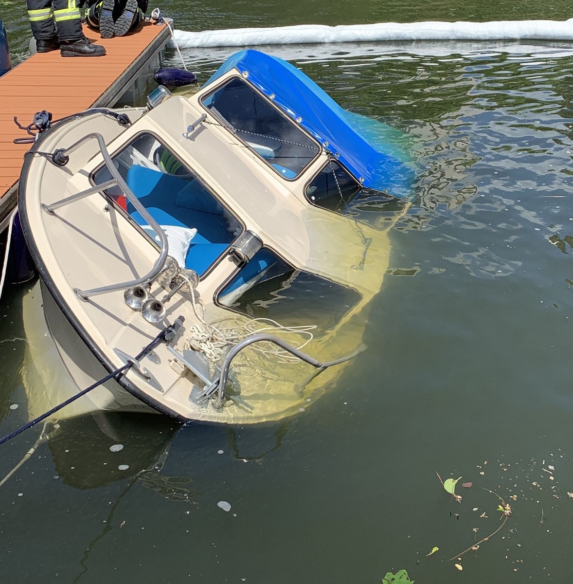 POL-HPE: Sportboot an Steganlage im Schiersteiner Hafen gesunken