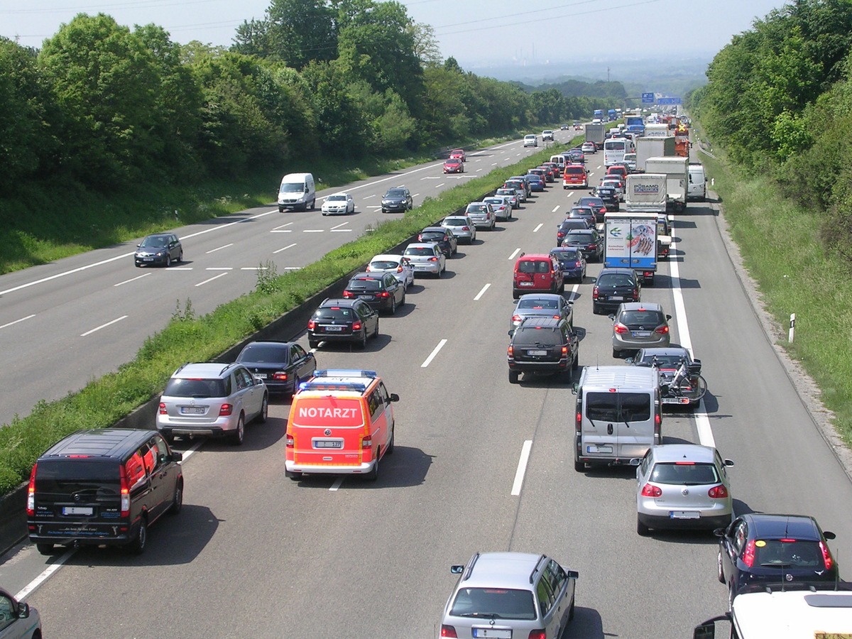 Auch im Ausland eine Rettungsgasse bilden / ADAC informiert über die unterschiedlichen Regelungen