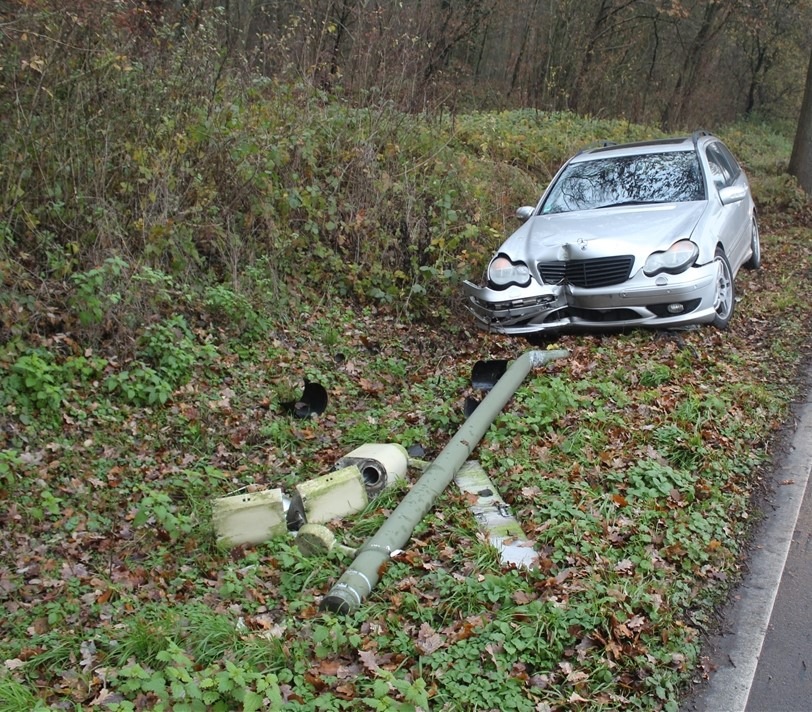 POL-HAM: Foto zum Pressebericht - Spritztour eines 14-Jährigen endet vor einem Ampelmast -