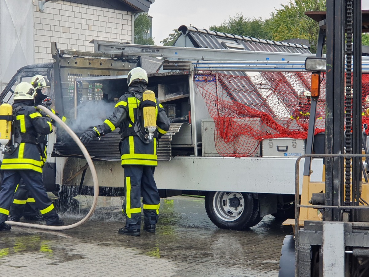 FW-Dorsten: +++ gemeldete Rauchentwicklung aus einer Lagerhalle +++