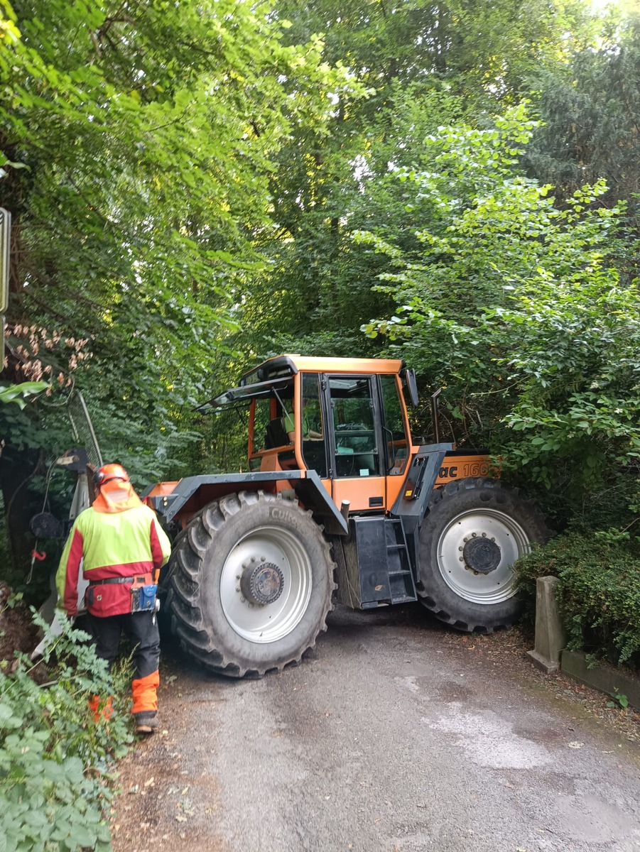 FW-EN: Brennender Baumstamm sorgt für langwierigen Feuerwehreinsatz in Hattingen